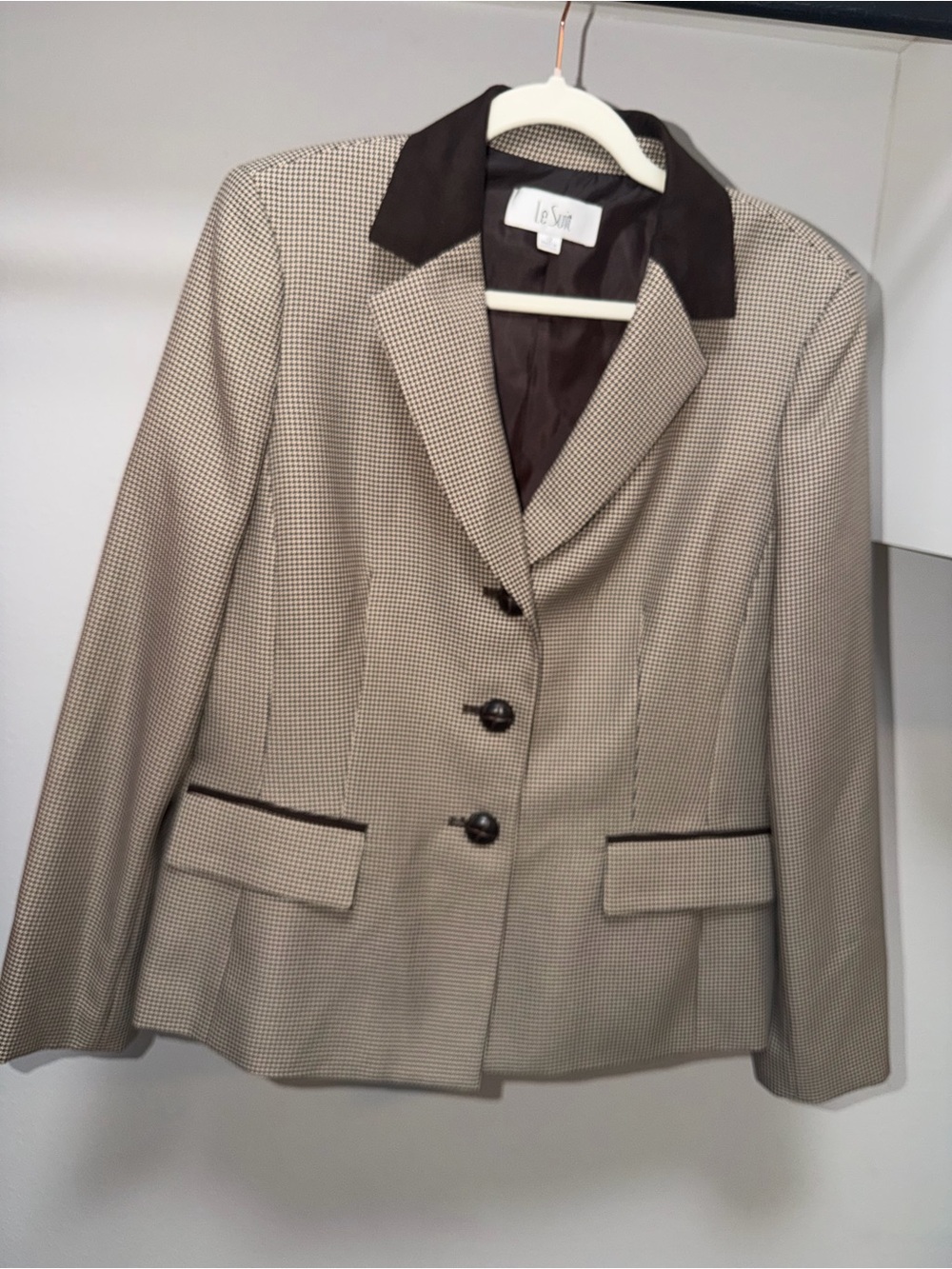 Le Suit Beige Houndstooth Blazer with Dark Brown Collar